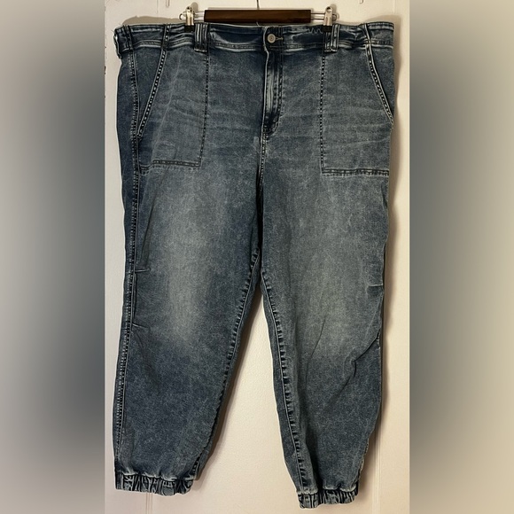 Torrid Size 26R Jogger Mid-Rise Jeans - Picture 2 of 4
